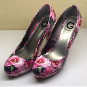 Guess “GGWINNA” Flowered Patent Pumps